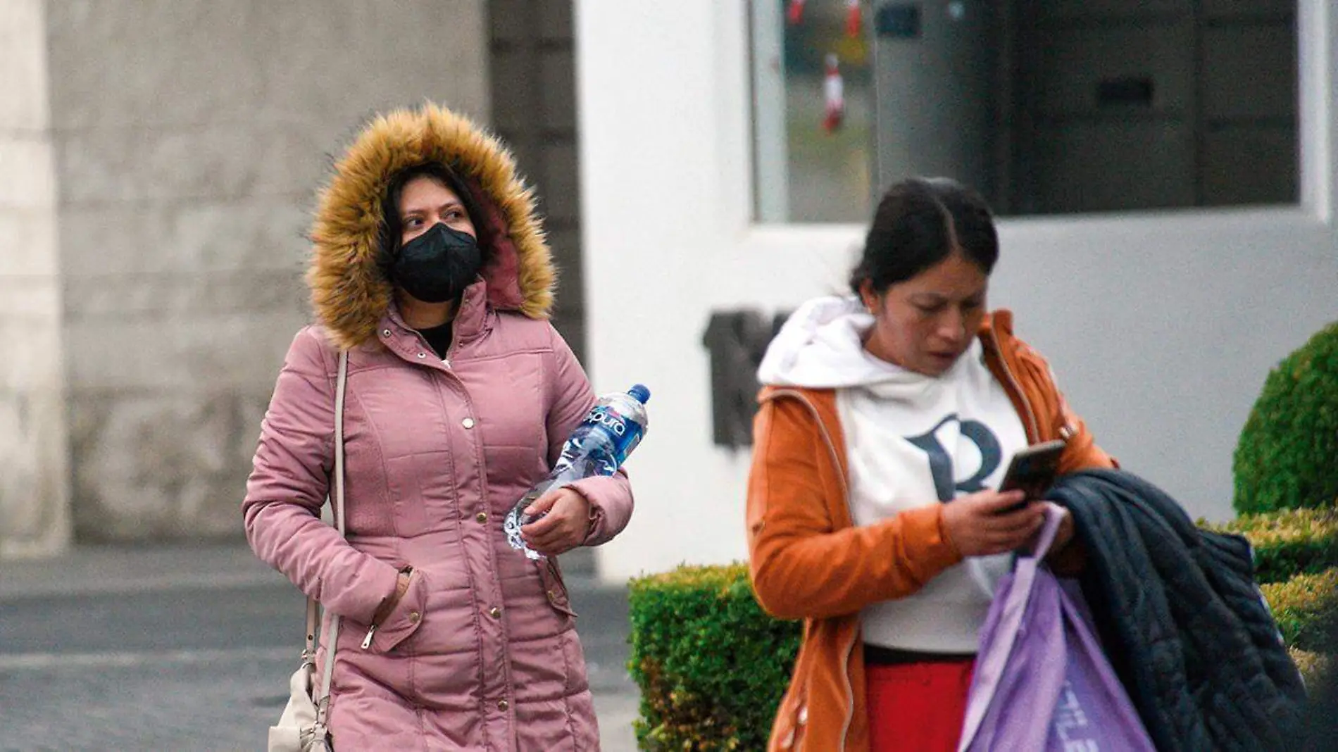 Mujeres vistiendo ropa abrigadora